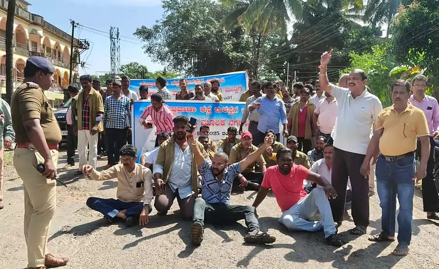 कारवार कैगा रोड: डामरीकरण की मांग कारवार कैगा रोड: डामरीकरण की मांग