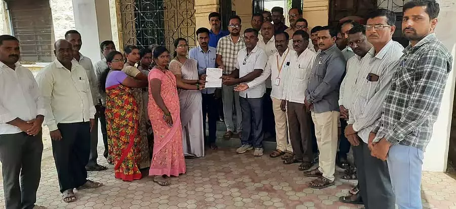 लाइब्रेरी सुपरवाइजर की आत्महत्या का मामला: कार्रवाई की मांग लाइब्रेरी सुपरवाइजर की आत्महत्या का मामला: कार्रवाई की मांग