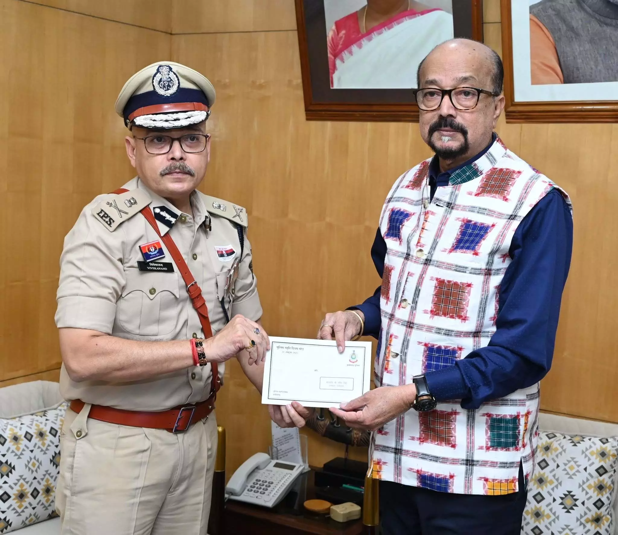 राज्यपाल डेका से छत्तीसगढ़ सशस्त्र बल के एडीजी विवेकानंद सिन्हा ने की मुलाकात राज्यपाल डेका से छत्तीसगढ़ सशस्त्र बल के एडीजी विवेकानंद सिन्हा ने की मुलाकात