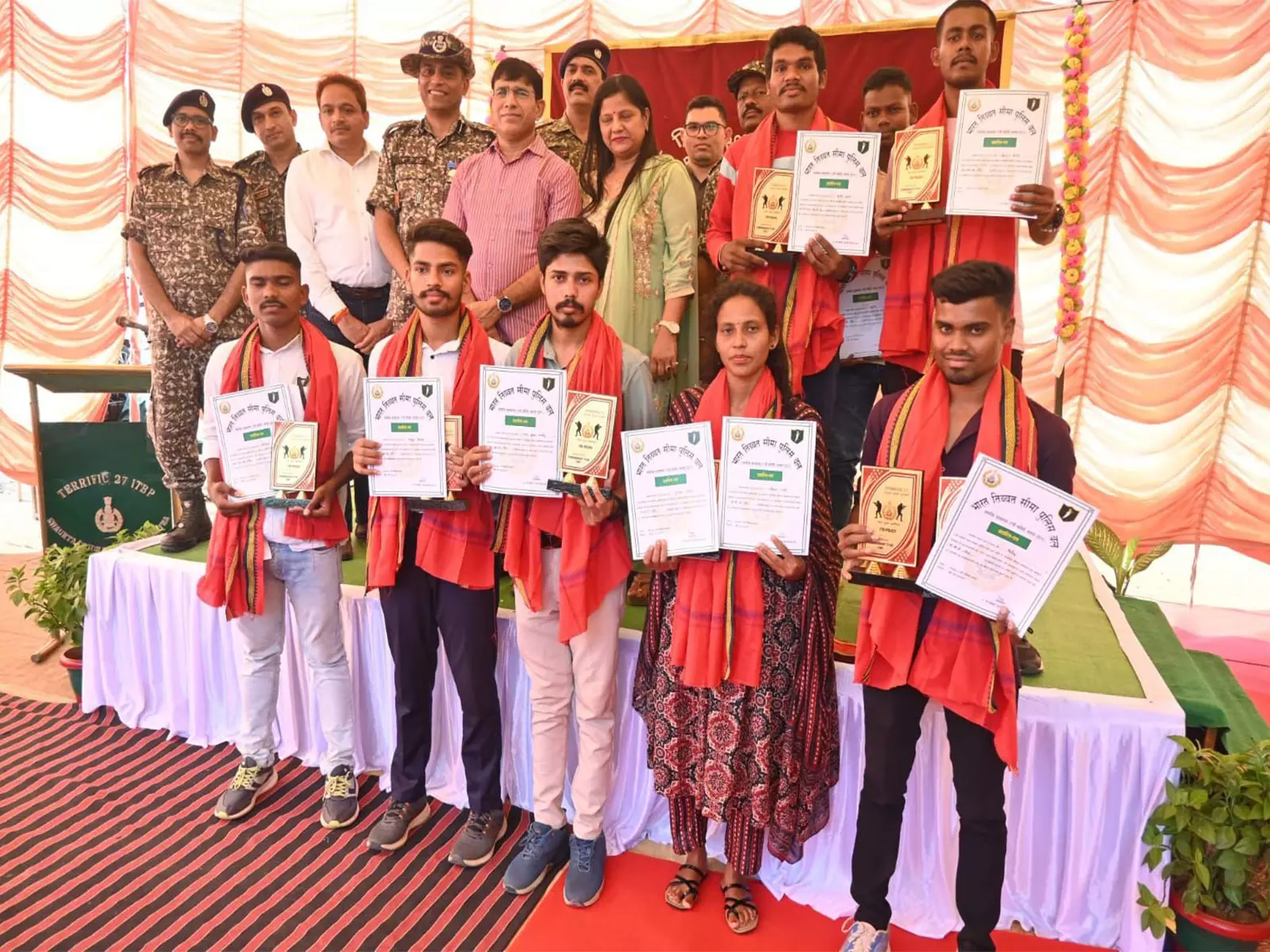 मोहला-मानपुर-अंबागढ़ के 10 आदिवासी युवकों ने SSC और पुलिस परीक्षा उत्तीर्ण की मोहला-मानपुर-अंबागढ़ के 10 आदिवासी युवकों ने SSC और पुलिस परीक्षा उत्तीर्ण की
