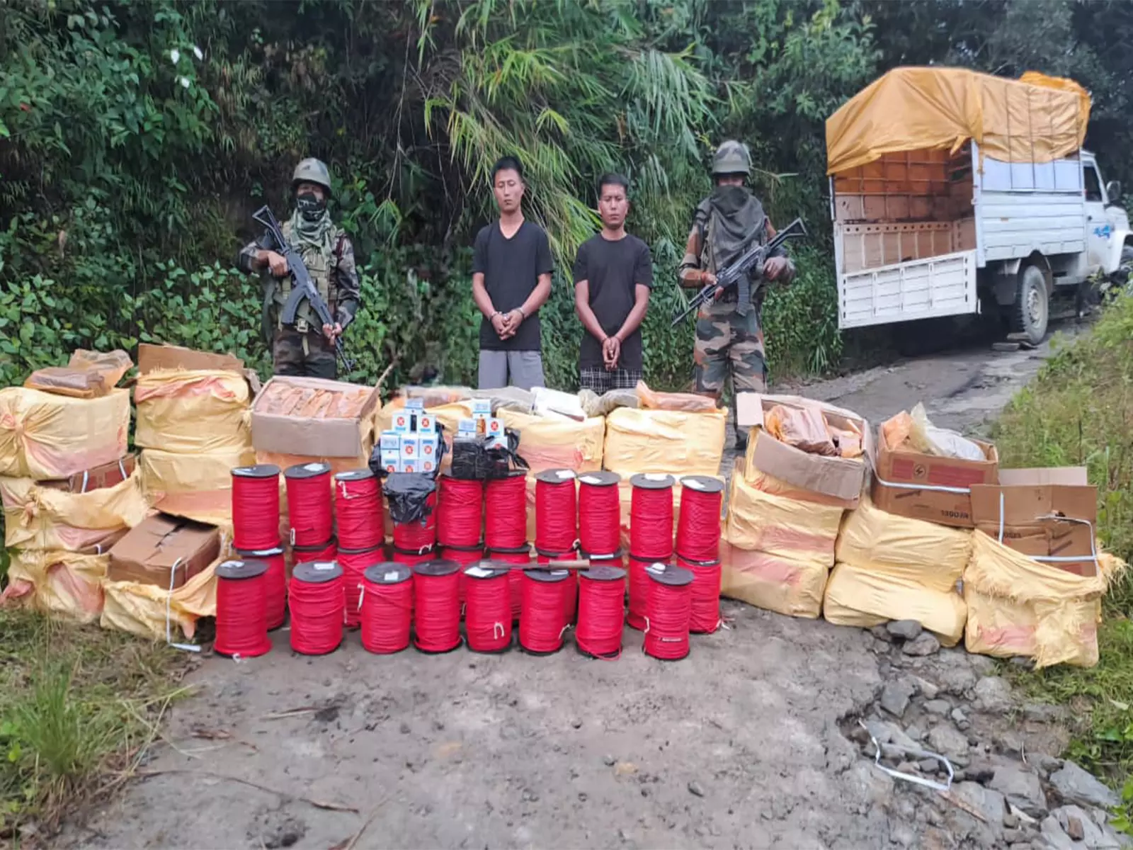 असम राइफल्स ने Mizoram के चम्फाई से युद्ध जैसे सामान बरामद किए असम राइफल्स ने Mizoram के चम्फाई से युद्ध जैसे सामान बरामद किए