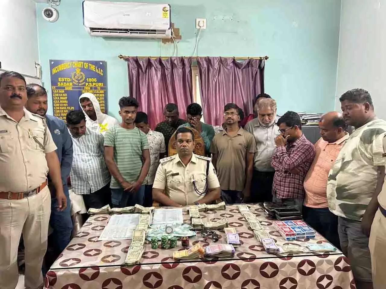 Puri में दिवाली से पहले पुलिस की बड़ी कार्रवाई, 14 जुआरी गिरफ्तार Puri में दिवाली से पहले पुलिस की बड़ी कार्रवाई, 14 जुआरी गिरफ्तार