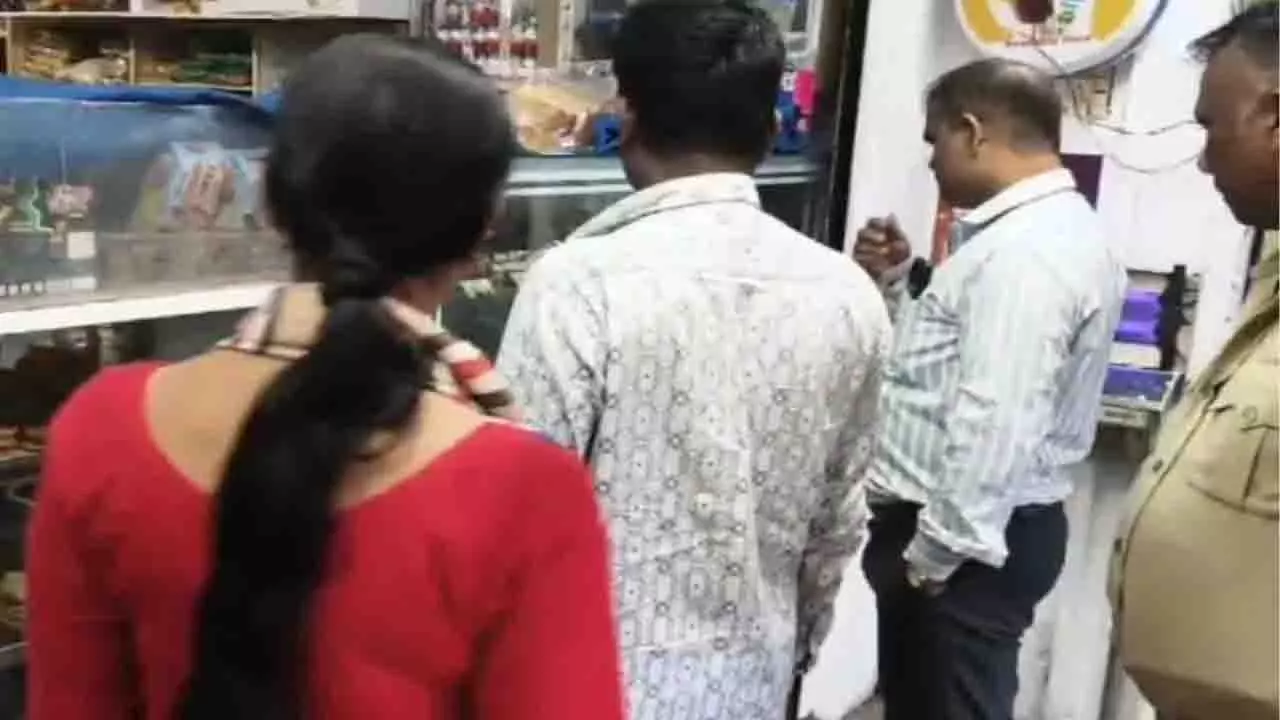 दिवाली से पहले ब्रह्मपुर में मिठाई की दुकानों पर छापा, ₹1 लाख जुर्माना दिवाली से पहले ब्रह्मपुर में मिठाई की दुकानों पर छापा, ₹1 लाख जुर्माना