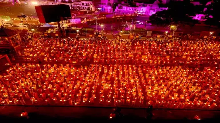 Ayodhya आस्था और रोशनी से जगमगा रही है, दीपोत्सव नया कीर्तिमान स्थापित करने को तैयार Ayodhya आस्था और रोशनी से जगमगा रही है, दीपोत्सव नया कीर्तिमान स्थापित करने को तैयार