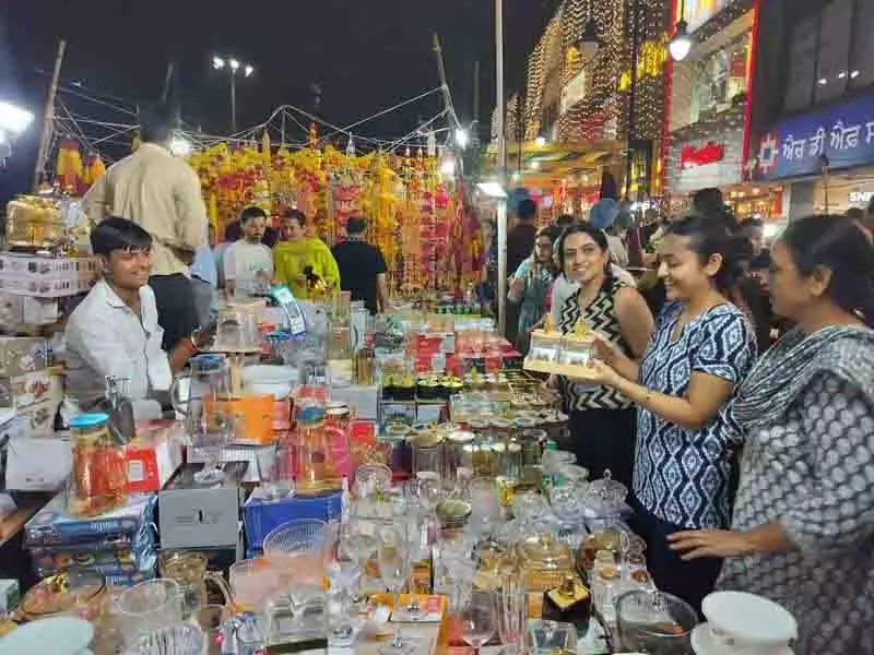 धनतेरस और दिवाली के त्योहारों के चलते Mohali के बाजारों में खरीदारों की भारी भीड़ उमड़ी धनतेरस और दिवाली के त्योहारों के चलते Mohali के बाजारों में खरीदारों की भारी भीड़ उमड़ी