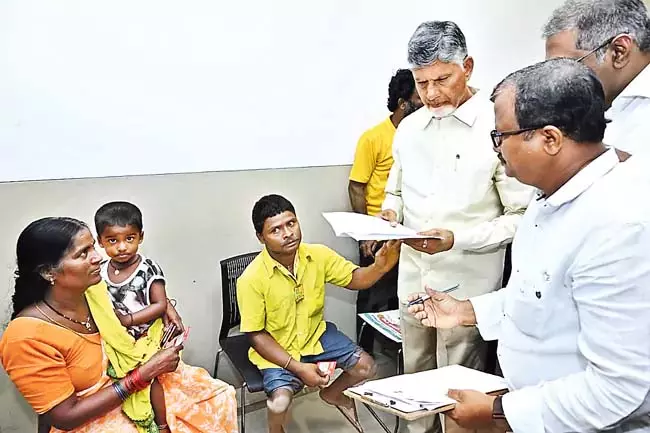 Andhra : चंद्रबाबू ने पीड़ितों को आश्वासन दिया Andhra : चंद्रबाबू ने पीड़ितों को आश्वासन दिया