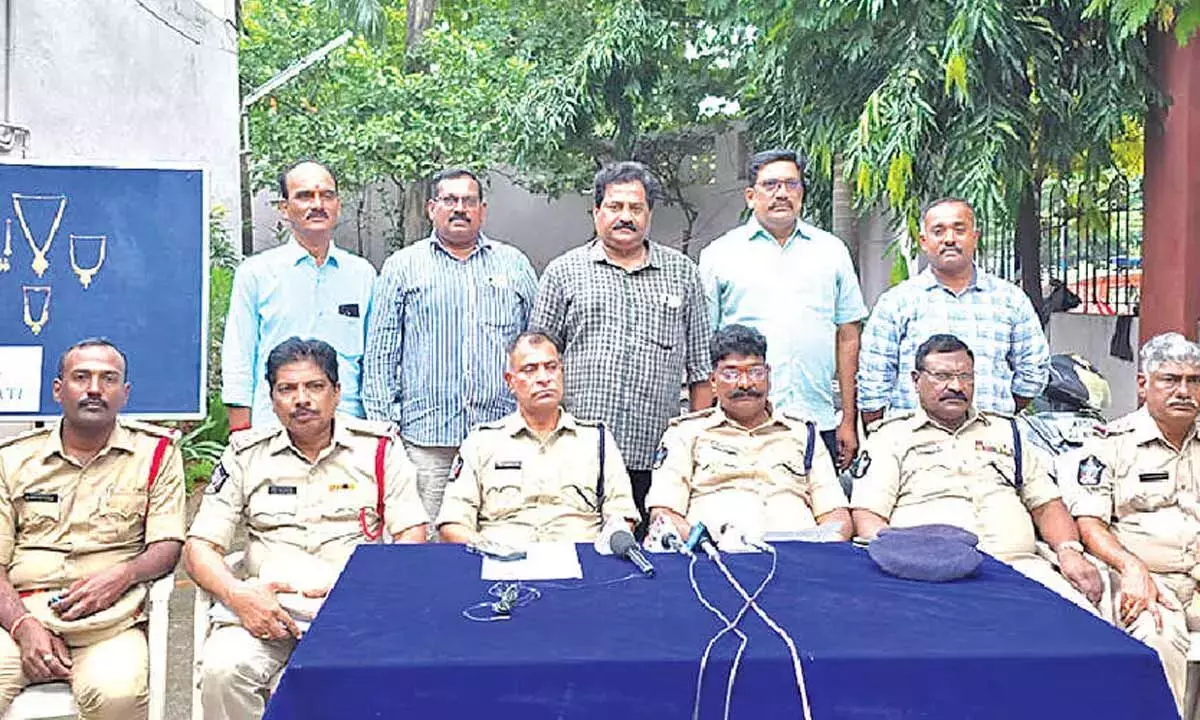 Andhra: सोना और बाइक चोर गिरफ्तार Andhra: सोना और बाइक चोर गिरफ्तार