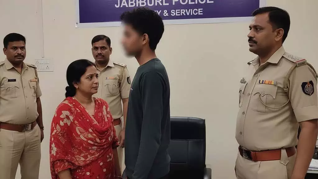 MP : जबलपुर में ऑनलाइन स्कैम के बाद 6 दिन से लापता स्टूडेंट वाराणसी में सुरक्षित मिला MP : जबलपुर में ऑनलाइन स्कैम के बाद 6 दिन से लापता स्टूडेंट वाराणसी में सुरक्षित मिला