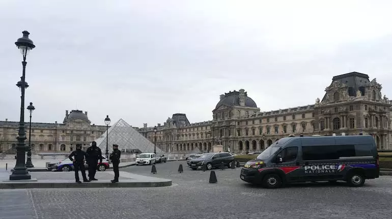 Louvre संग्रहालय में डकैती: लुटेरों ने चेनसॉ की मदद से 7 मिनट में चुराए बेशकीमती गहने Louvre संग्रहालय में डकैती: लुटेरों ने चेनसॉ की मदद से 7 मिनट में चुराए बेशकीमती गहने