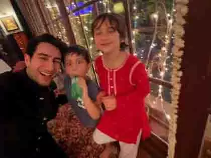 Diwali पर तैमूर, जेह और इब्राहिम का ‘टीनो भाई टीनो तबाही’ मोमेंट वायरल Diwali पर तैमूर, जेह और इब्राहिम का ‘टीनो भाई टीनो तबाही’ मोमेंट वायरल