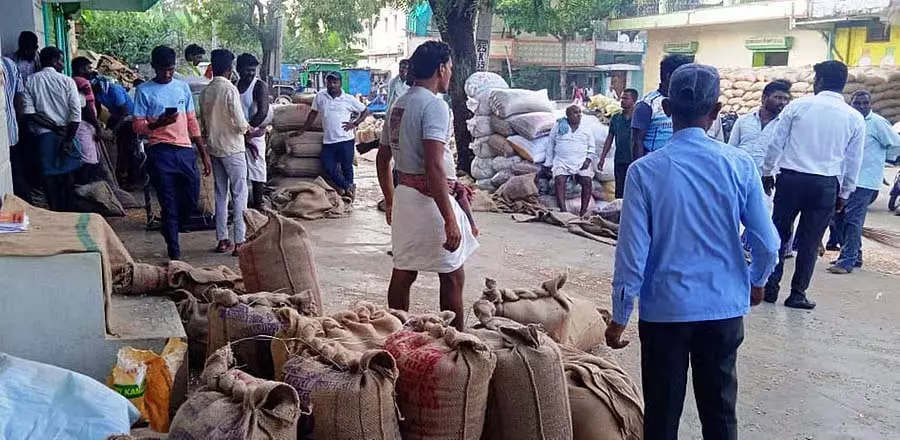 कीमतें उलट गईं; किसान परेशान कीमतें उलट गईं; किसान परेशान