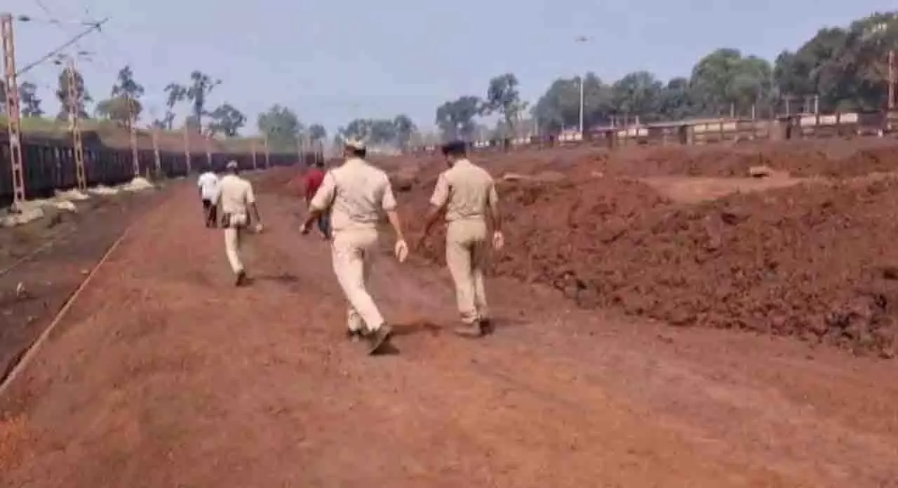 Keonjhar में खनन विभाग की बड़ी कार्रवाई, ₹1 करोड़ की अवैध ढुलाई पकड़ी गई Keonjhar में खनन विभाग की बड़ी कार्रवाई, ₹1 करोड़ की अवैध ढुलाई पकड़ी गई