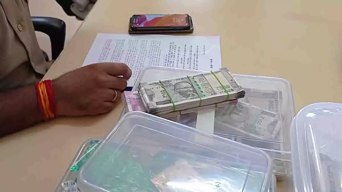 राजस्थान: जयपुर SOG ने 43.24 लाख रुपये के नकली नोट जब्त किए, 5 गिरफ्तार राजस्थान: जयपुर SOG ने 43.24 लाख रुपये के नकली नोट जब्त किए, 5 गिरफ्तार