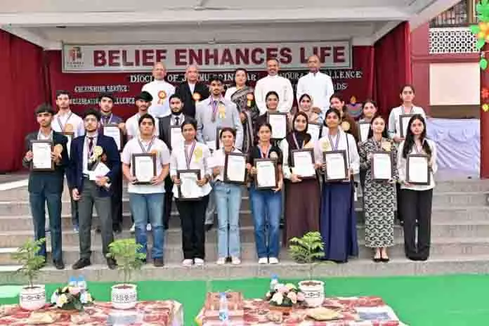 DJSES ने जम्मू-कश्मीर और लद्दाख में मूल्य-आधारित शिक्षा प्रदान की, टॉपर्स को सम्मानित किया DJSES ने जम्मू-कश्मीर और लद्दाख में मूल्य-आधारित शिक्षा प्रदान की, टॉपर्स को सम्मानित किया