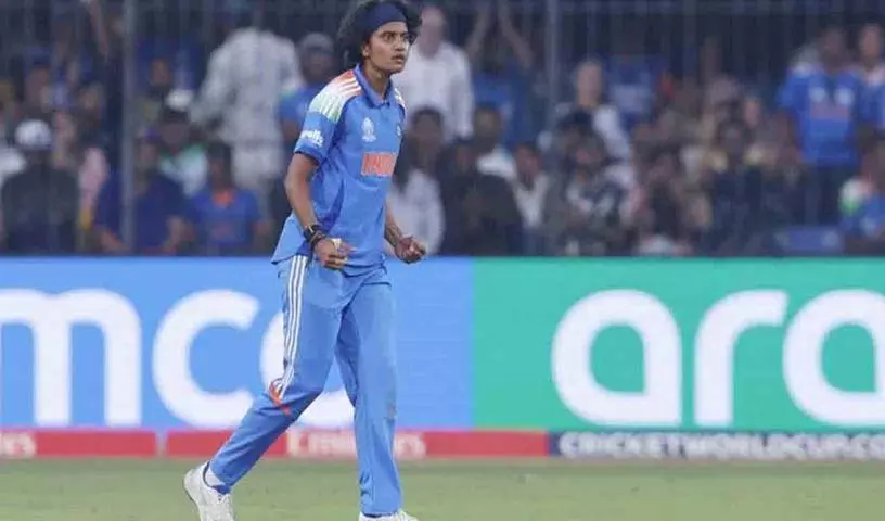 Sree Charani ने शतकीय साझेदारी तोड़ी, इंग्लैंड ने तीसरा विकेट खोया Sree Charani ने शतकीय साझेदारी तोड़ी, इंग्लैंड ने तीसरा विकेट खोया