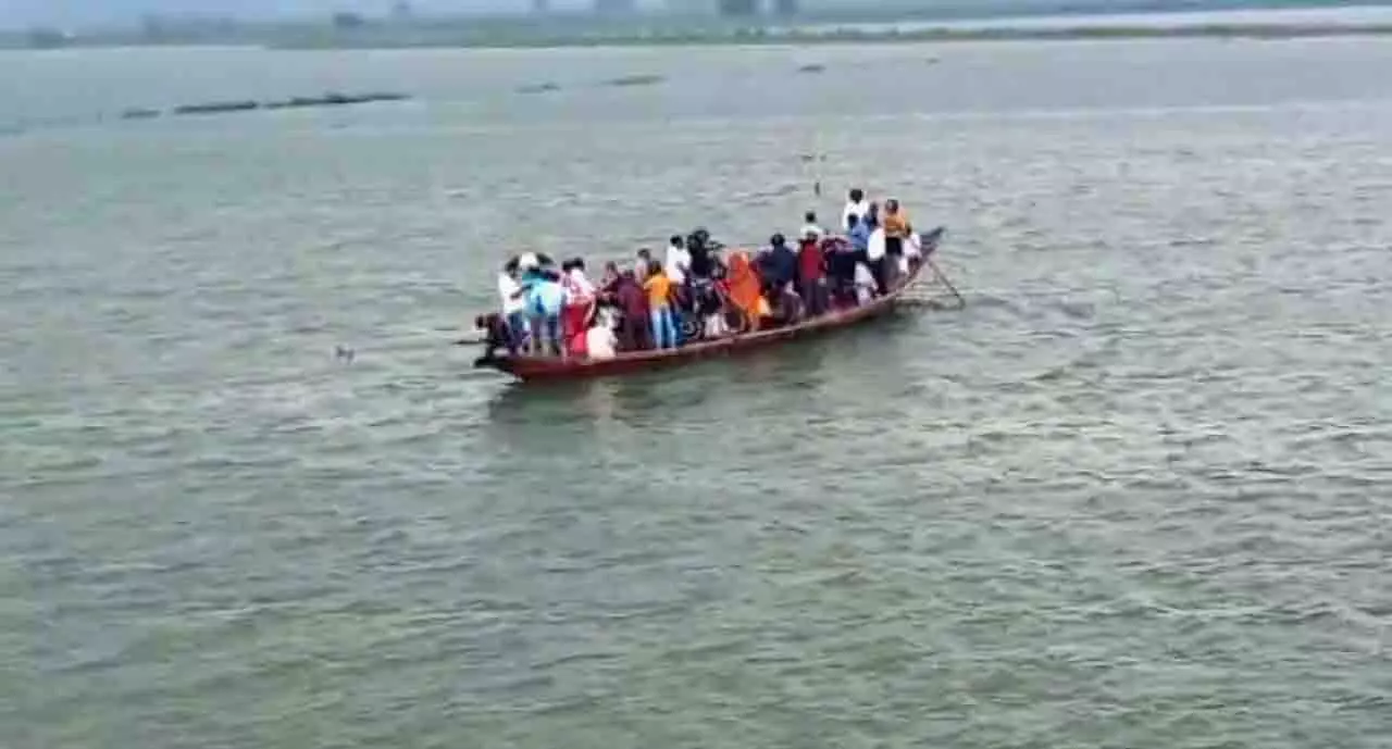 यांत्रिक खराबी के कारण चिल्का झील में फंसी 40 यात्रियों से भरी नाव यांत्रिक खराबी के कारण चिल्का झील में फंसी 40 यात्रियों से भरी नाव