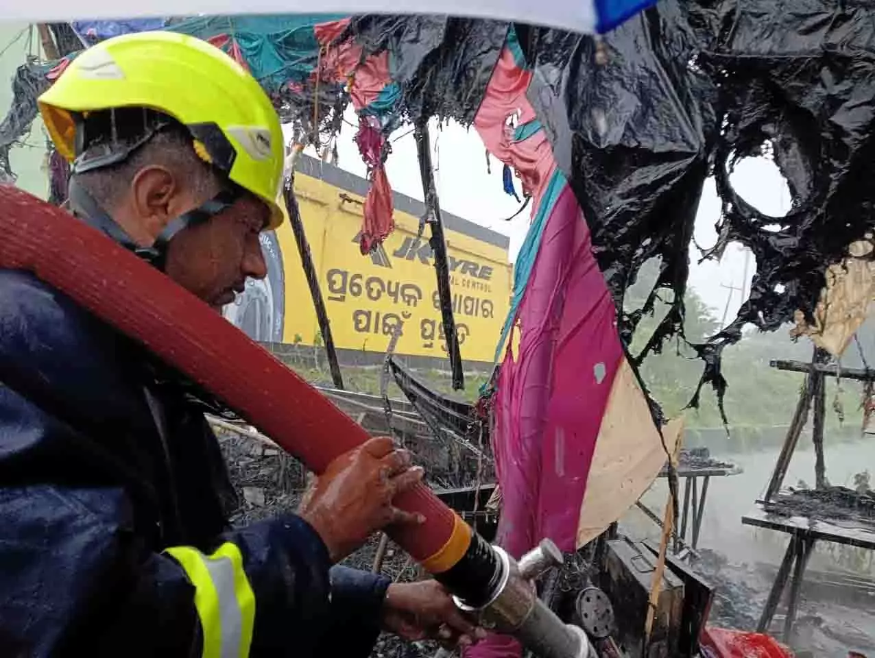 दिवाली से पहले गंजम में पटाखों की दुकानों में आग लगी दिवाली से पहले गंजम में पटाखों की दुकानों में आग लगी
