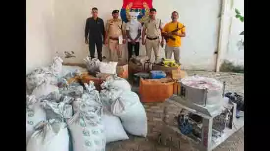 Palwal में अवैध पटाखा फैक्ट्री का भंडाफोड़, 2 टन से ज्यादा स्टॉक जब्त Palwal में अवैध पटाखा फैक्ट्री का भंडाफोड़, 2 टन से ज्यादा स्टॉक जब्त