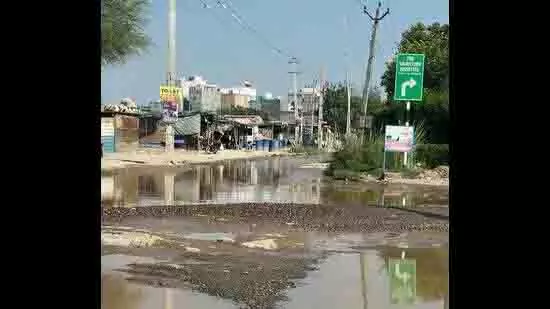 Gurugram: सेक्टर 37C-D में टूटी सड़कों से लोगों की मुश्किलें बढ़ीं Gurugram: सेक्टर 37C-D में टूटी सड़कों से लोगों की मुश्किलें बढ़ीं