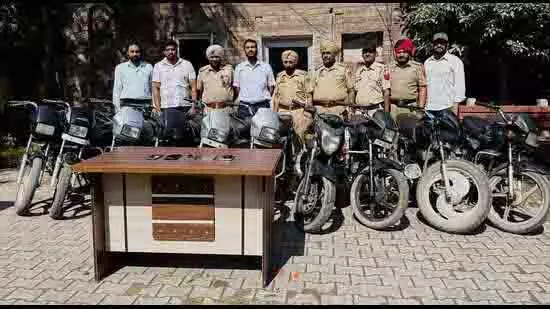 Mohali पुलिस ने बाइक चोरी करने वाले गिरोह का भंडाफोड़ किया Mohali पुलिस ने बाइक चोरी करने वाले गिरोह का भंडाफोड़ किया