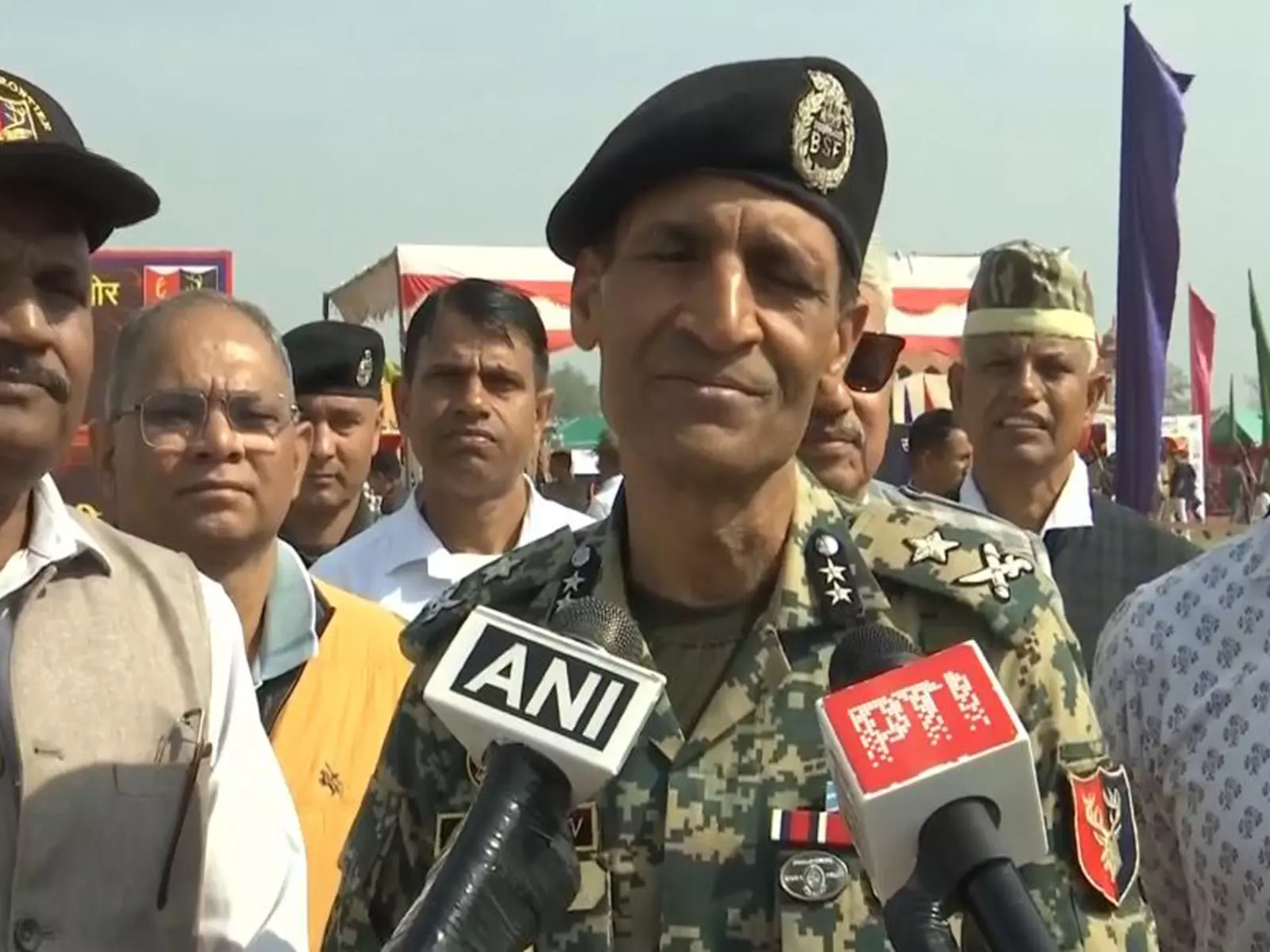 BSF ने बडगाम में ड्यूटी पर तैनात जवानों के परिवारों के लिए दिवाली मेला किया आयोजित BSF ने बडगाम में ड्यूटी पर तैनात जवानों के परिवारों के लिए दिवाली मेला किया आयोजित