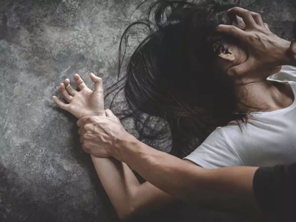 भाई ने विवाहिता के बनाए अश्लील वीडियो, होटल बुलाकर करता रहा रेप भाई ने विवाहिता के बनाए अश्लील वीडियो, होटल बुलाकर करता रहा रेप