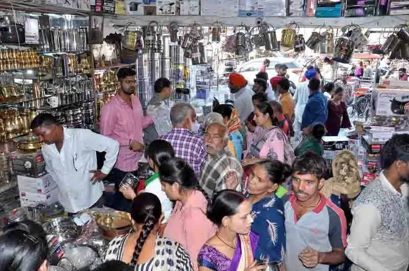 Amritsar: धनतेरस पर रिकॉर्ड तोड़ बिक्री से शहर के दुकानदार खुश Amritsar: धनतेरस पर रिकॉर्ड तोड़ बिक्री से शहर के दुकानदार खुश