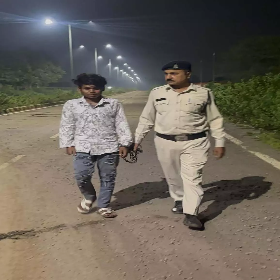 रायपुर में बेटे ने की बाप की धारदार हथियार से हत्या, आरोपी गिरफ्तार रायपुर में बेटे ने की बाप की धारदार हथियार से हत्या, आरोपी गिरफ्तार