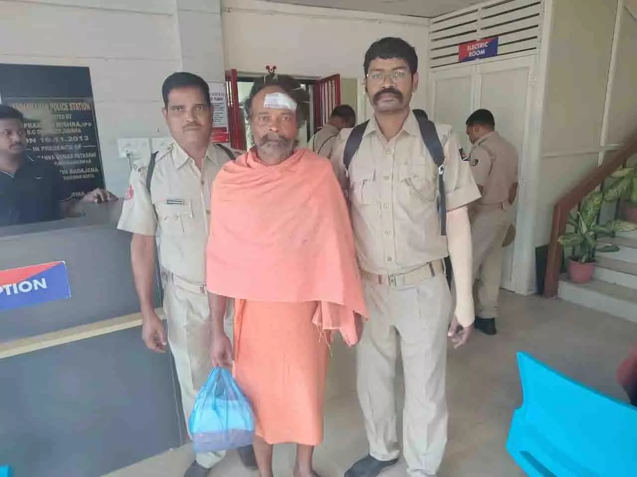 Bhubaneswar में नाबालिग लड़की का यौन उत्पीड़न, स्वयंभू बाबा गिरफ्तार Bhubaneswar में नाबालिग लड़की का यौन उत्पीड़न, स्वयंभू बाबा गिरफ्तार
