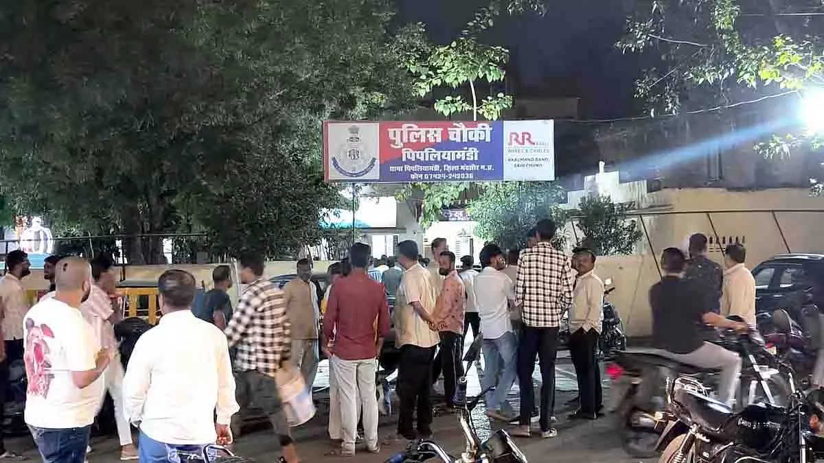 Mandsaur: मामूली टक्कर पर युवक की पिटाई, एएसआई निलंबित Mandsaur: मामूली टक्कर पर युवक की पिटाई, एएसआई निलंबित
