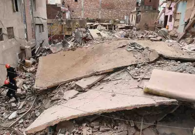 Amritsar: हेरिटेज स्ट्रीट के पास पुरानी इमारत ढह गई Amritsar: हेरिटेज स्ट्रीट के पास पुरानी इमारत ढह गई