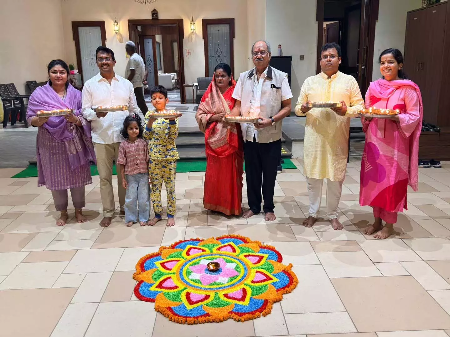 लोकसभा सांसद बृजमोहन अग्रवाल ने परिवार के साथ मनाई छोटी दीपावली लोकसभा सांसद बृजमोहन अग्रवाल ने परिवार के साथ मनाई छोटी दीपावली