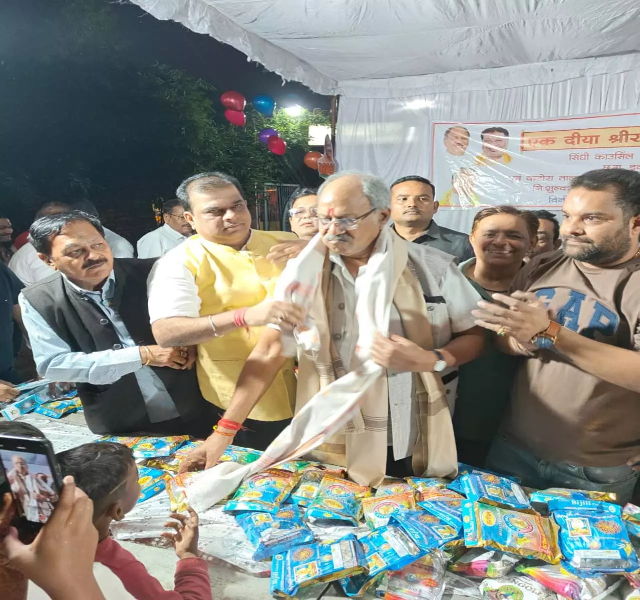 सिंधी काउंसिल ने मरीन ड्राइव पर किया निशुल्क दीया, रंगोली और फटाके का वितरण, बृजमोहन अग्रवाल हुए थे शामिल सिंधी काउंसिल ने मरीन ड्राइव पर किया निशुल्क दीया, रंगोली और फटाके का वितरण, बृजमोहन अग्रवाल हुए थे शामिल