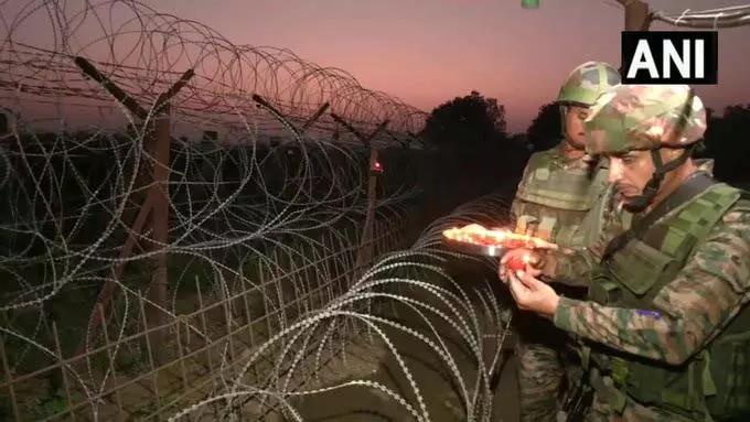 BSF जवानों ने नियंत्रण रेखा पर मनाई दिवाली BSF जवानों ने नियंत्रण रेखा पर मनाई दिवाली