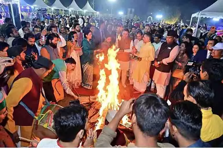 Uttarakhand की दिवाली: एक महीने तक चलने वाली प्राचीन पर्वतीय परंपरा Uttarakhand की दिवाली: एक महीने तक चलने वाली प्राचीन पर्वतीय परंपरा