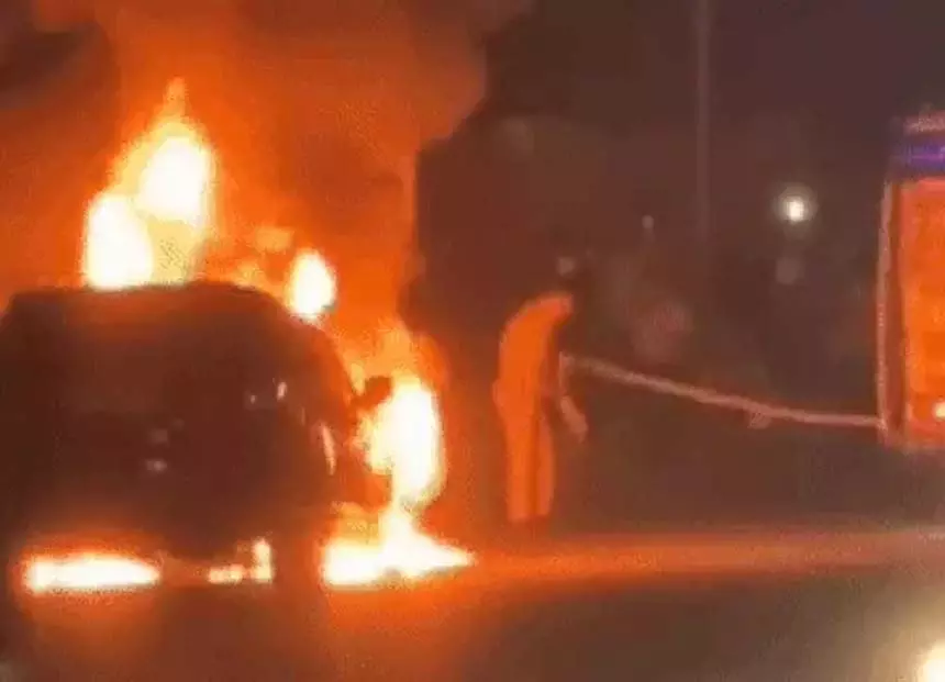 चलती कार में आग लगने से रोड पर दहशत, ड्राइवर ने अपनी जान बचाई चलती कार में आग लगने से रोड पर दहशत, ड्राइवर ने अपनी जान बचाई