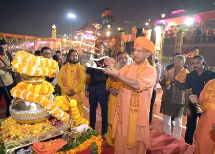 CM योगी बोले, उत्तर प्रदेश में 1.51 करोड़ दीयों से दिवाली की रौनक बढ़ी CM योगी बोले, उत्तर प्रदेश में 1.51 करोड़ दीयों से दिवाली की रौनक बढ़ी
