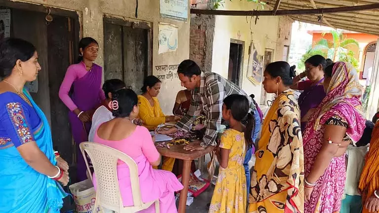जमी हुई खिचड़ी का संकट गांव में, आधी रात से ही हालात गंभीर जमी हुई खिचड़ी का संकट गांव में, आधी रात से ही हालात गंभीर