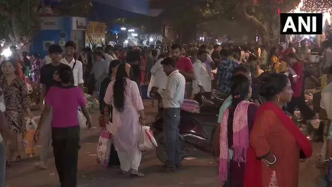 दिवाली से पहले सरोजिनी नगर में बाजार में भारी भीड़, खरीदारी का उत्सा दिवाली से पहले सरोजिनी नगर में बाजार में भारी भीड़, खरीदारी का उत्सा