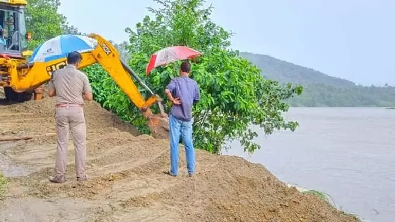 नदी पुनरुद्धार के नाम पर रेत और मिट्टी की तस्करी का आरोप नदी पुनरुद्धार के नाम पर रेत और मिट्टी की तस्करी का आरोप