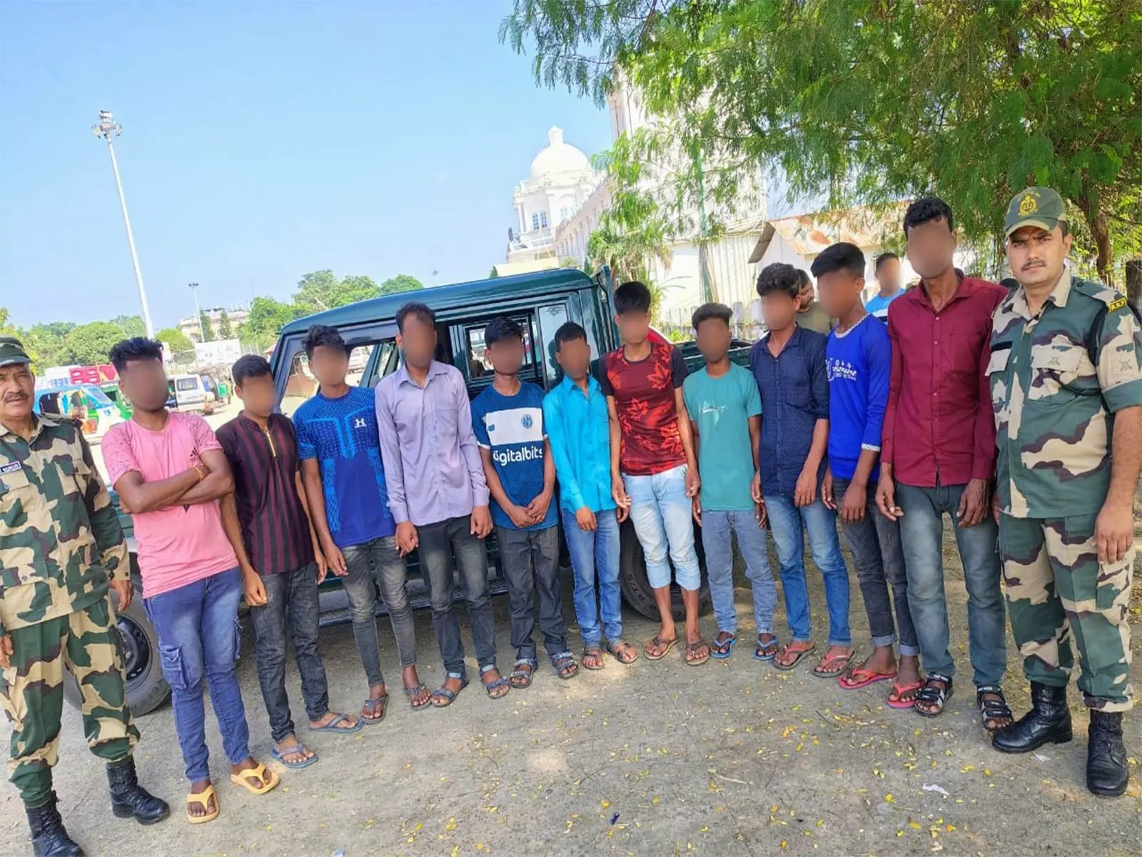 त्रिपुरा में BSF ने 21 अवैध प्रवासी पकड़े, जिनमें 11 बांग्लादेशी और 10 रोहिंग्या शामिल त्रिपुरा में BSF ने 21 अवैध प्रवासी पकड़े, जिनमें 11 बांग्लादेशी और 10 रोहिंग्या शामिल