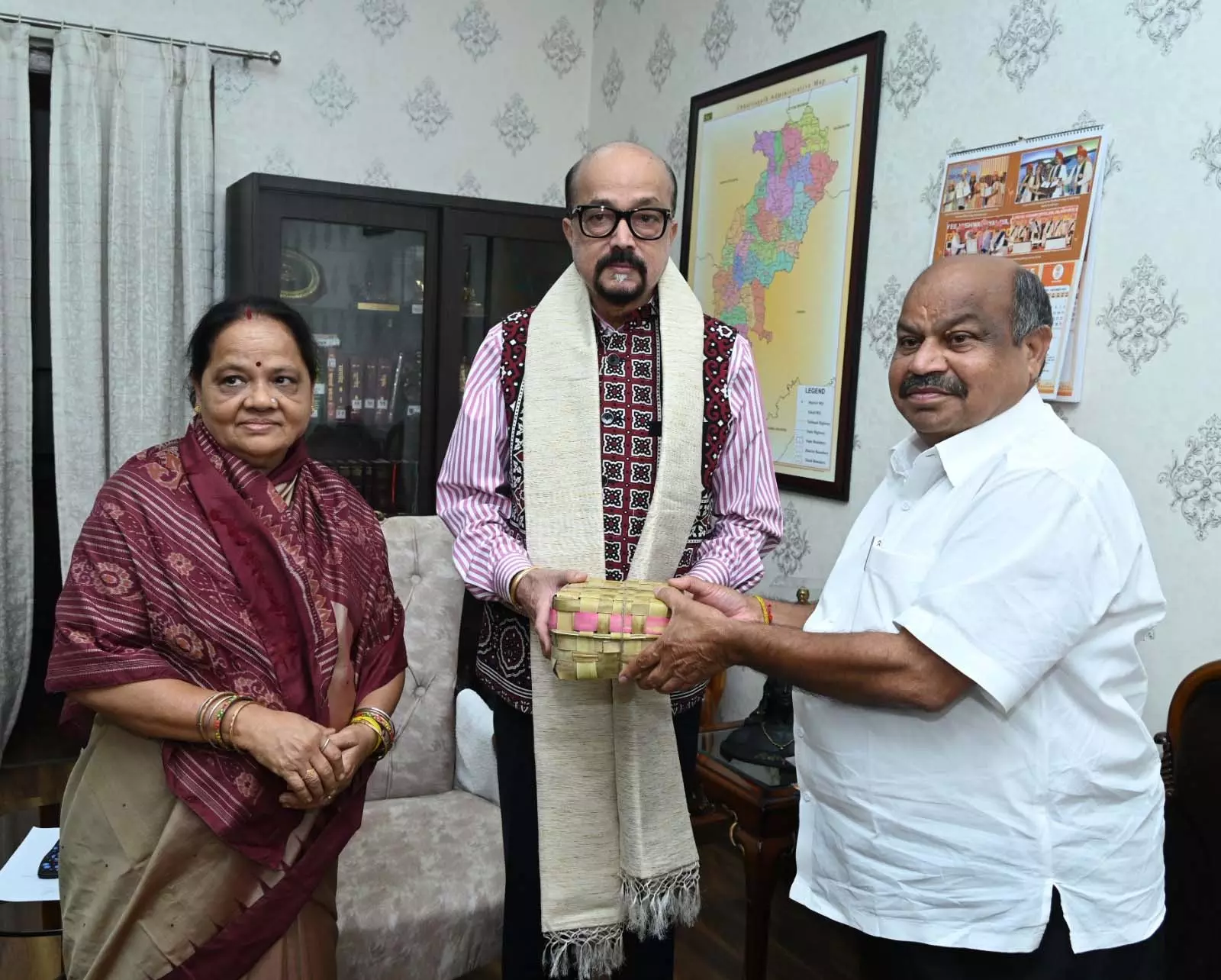 विधायक पुरंदर मिश्रा ने राज्यपाल रमेन डेका को दी दीपावली की शुभकामनाएं विधायक पुरंदर मिश्रा ने राज्यपाल रमेन डेका को दी दीपावली की शुभकामनाएं