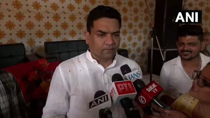 दिल्ली: मंत्री कपिल मिश्रा ने निर्माण स्थलों पर श्रमिकों के साथ मनाई दिवाली दिल्ली: मंत्री कपिल मिश्रा ने निर्माण स्थलों पर श्रमिकों के साथ मनाई दिवाली