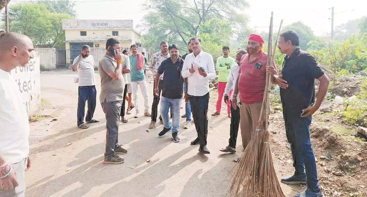 महापौर मधुसूदन यादव ने स्टेशन पारा-शिक्षक नगर वार्ड का किया निरीक्षण महापौर मधुसूदन यादव ने स्टेशन पारा-शिक्षक नगर वार्ड का किया निरीक्षण