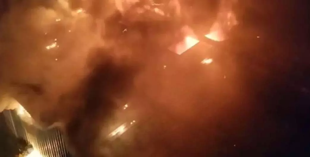 BREAKING: बॉक्स फैक्ट्री में लगी भीषण आग, लपटों ने मचाई तबाही BREAKING: बॉक्स फैक्ट्री में लगी भीषण आग, लपटों ने मचाई तबाही