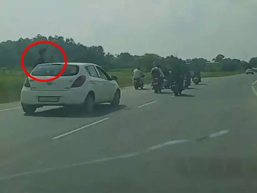 खतरनाक स्टंट का वीडियो वायरल: तेज रफ्तार कार और बाइक से मौत को दावत दे रहे युवक खतरनाक स्टंट का वीडियो वायरल: तेज रफ्तार कार और बाइक से मौत को दावत दे रहे युवक