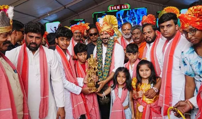 Revanth Reddy की मोर पंखों वाली माला पर उठे सवाल Revanth Reddy की मोर पंखों वाली माला पर उठे सवाल