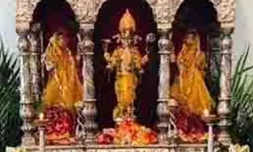 Varanasi: धनतेरस पर भगवान धन्वंतरि की विशेष पूजा, 400 साल पुरानी मूर्ति के दर्शन के लिए उमड़ी श्रद्धालु भीड़ Varanasi: धनतेरस पर भगवान धन्वंतरि की विशेष पूजा, 400 साल पुरानी मूर्ति के दर्शन के लिए उमड़ी श्रद्धालु भीड़