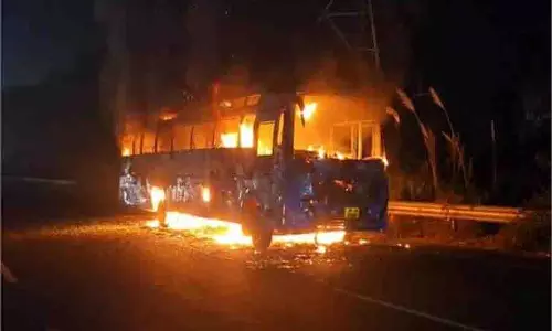 Uttar Pradesh: बड़ा हादसा, चलती रोडवेज बस में अचानक लगी आग Uttar Pradesh: बड़ा हादसा, चलती रोडवेज बस में अचानक लगी आग
