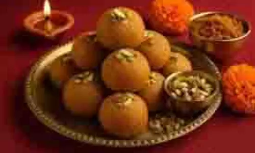 Besan Gud Laddu : इस दीवाली बनाएं बेसन और गुड़ के स्वादिष्ट लड्डू Besan Gud Laddu : इस दीवाली बनाएं बेसन और गुड़ के स्वादिष्ट लड्डू